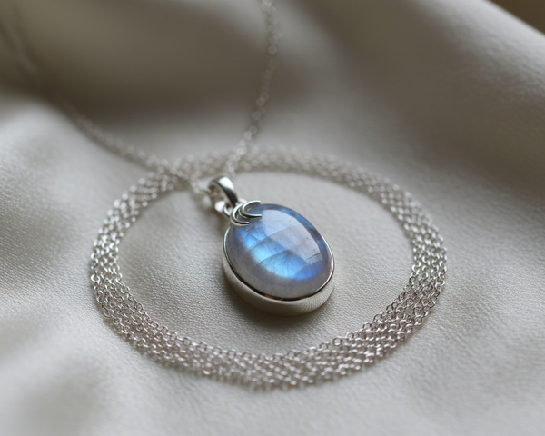 Pendentif en Pierre de Lune naturel avec reflets nacrés