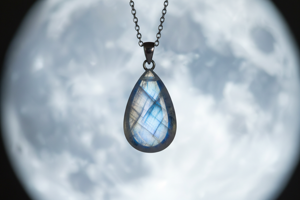Pendentif en Pierre de Lune – symbolique et élégance
