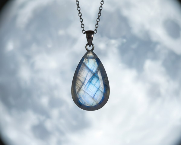 Pendentif en Pierre de Lune – symbolique et élégance