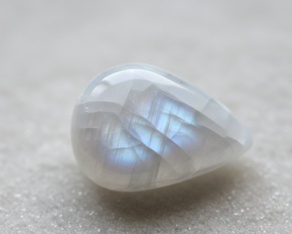 Pierre de Lune seule – équilibre et harmonie symbolique