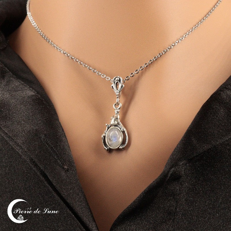 Gros plan du Pendentif Pierre de Lune (Médéa) mettant en lumière le reflet de son cabochon ovale.