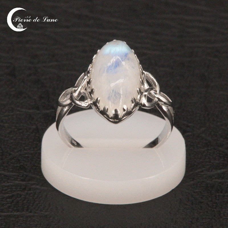 Détail de la monture celtique en argent 925 rhodié de la Bague Pierre de Lune (Aglaé).