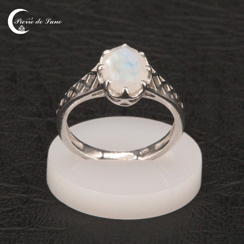 Bague femme (Hécate) en argent 925 rhodié avec pierre de lune ovale facettée.
