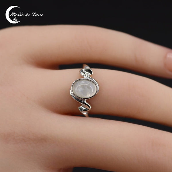 Vue détaillée du cabochon ovale de Pierre de Lune naturelle sur la Bague (Kallisto).