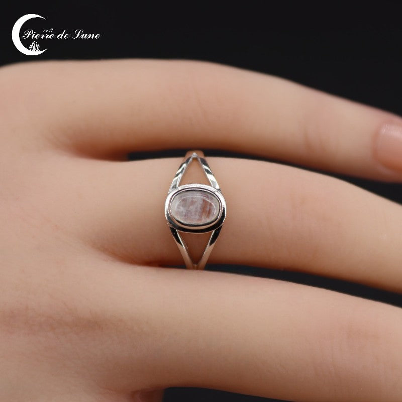Reflet chatoyant de la Pierre de Lune naturelle sur la Bague (Nixe) ovale