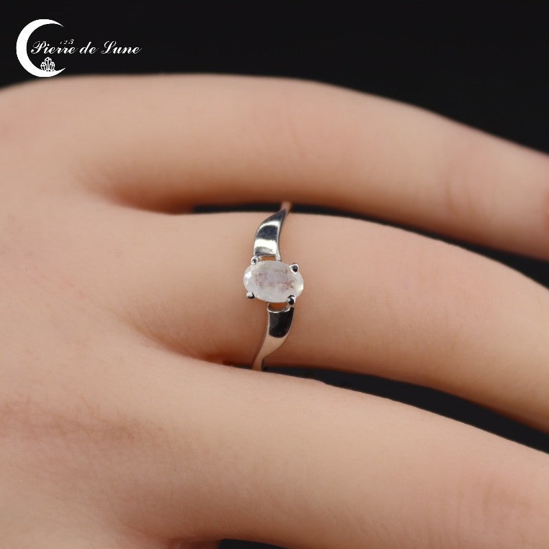Gros plan sur la pierre de lune ovale et facettée de la Bague minimaliste (Cassandra).