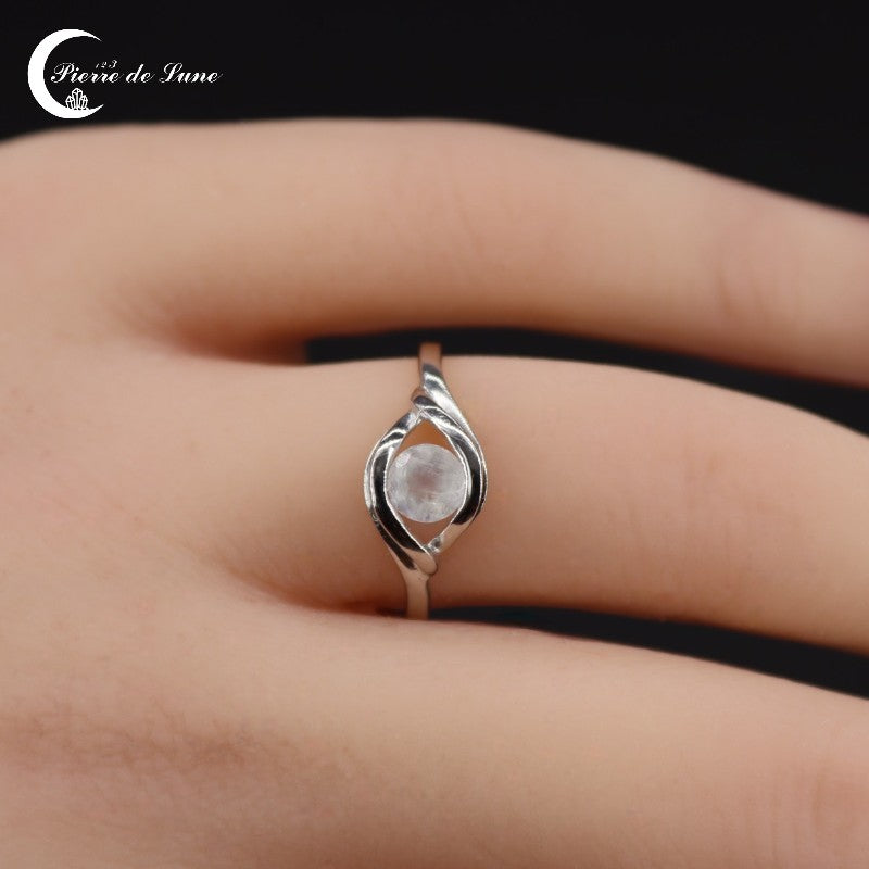 Gros plan sur la petite pierre de lune ronde et polie de la Bague fine (Clémence).