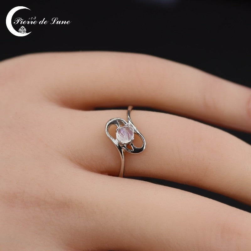 Gros plan sur la minuscule pierre de lune ronde 4mm cabochon Bague (Elégance).