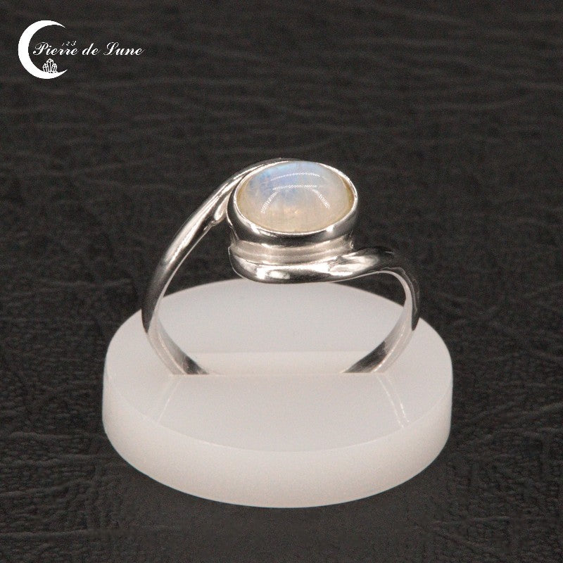 Design sculptural et contemporain de la Bague (Evade) Pierre de Lune.