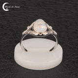 Bague femme (Helxine) Pierre de Lune ovale sur monture détaillée.