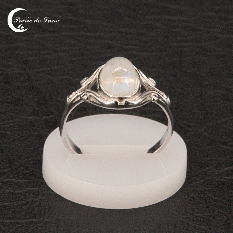 Bague femme (Helxine) Pierre de Lune ovale sur monture détaillée.