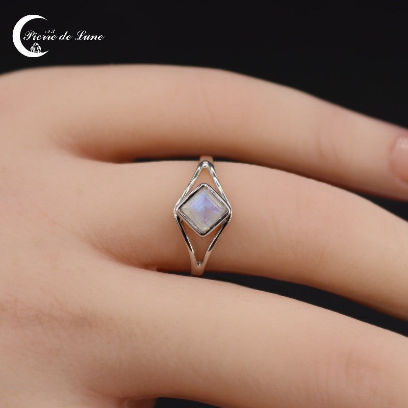 Gros plan sur la pierre de lune carrée et facettée de la Bague moderne (Laurence).