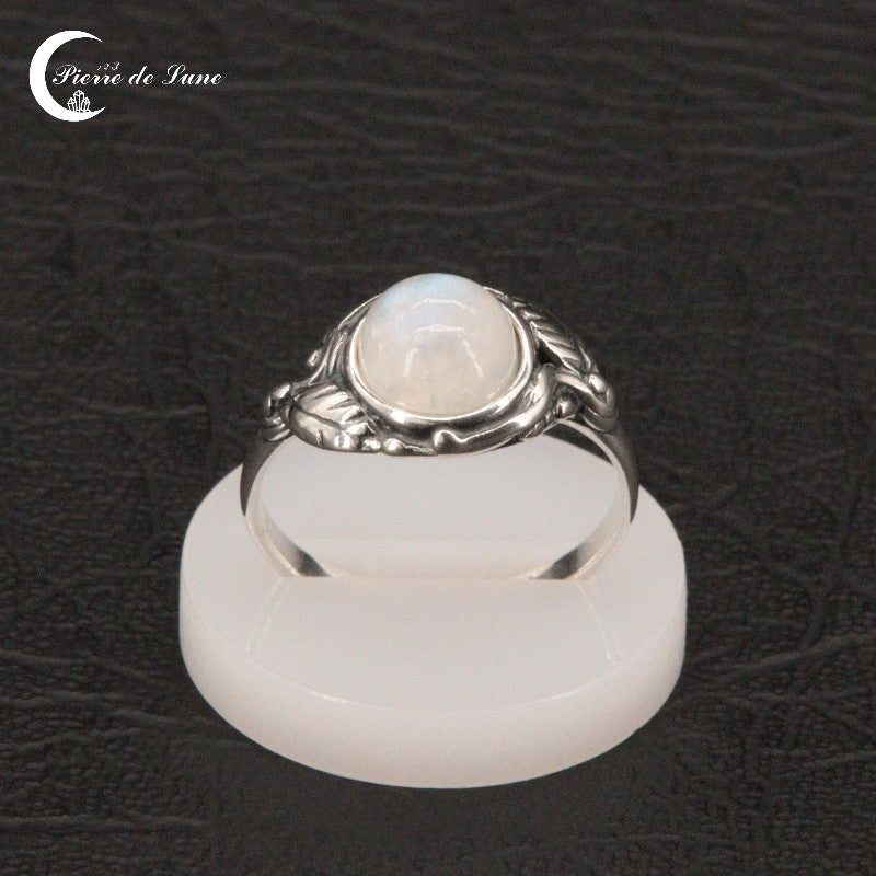 Élégante Bague Pierre de Lune (Egéa) portée, montrant l'éclat de l'argent rhodié.