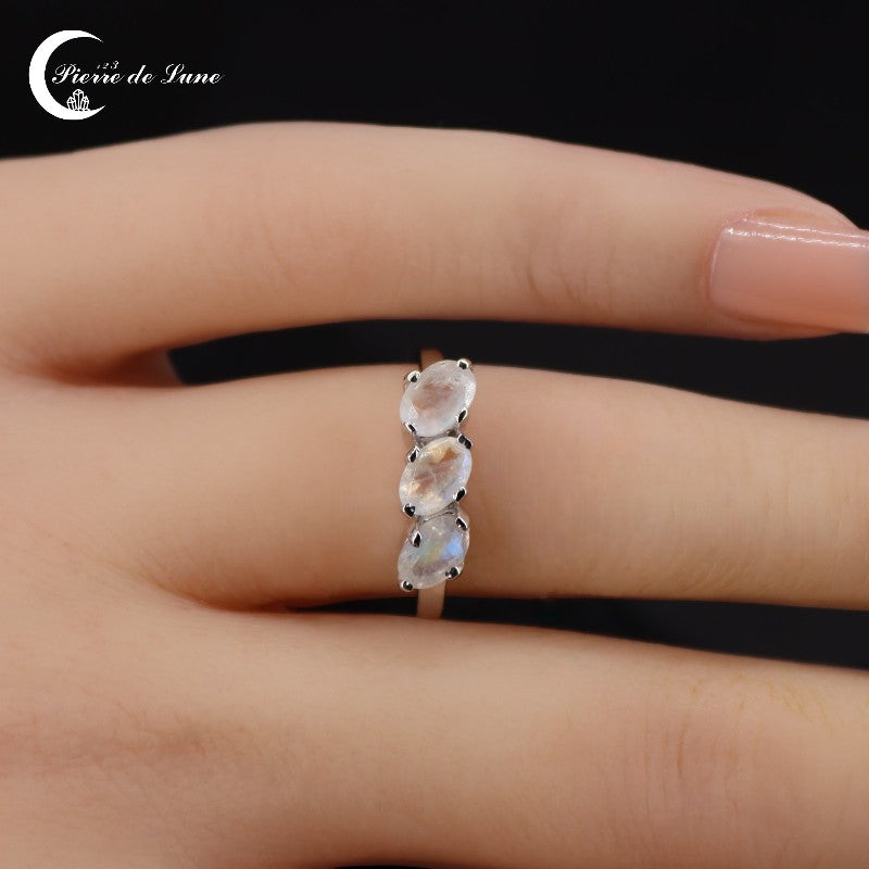 Gros plan sur les trois pierres de lune naturelles facettées de la Bague (Téthys).