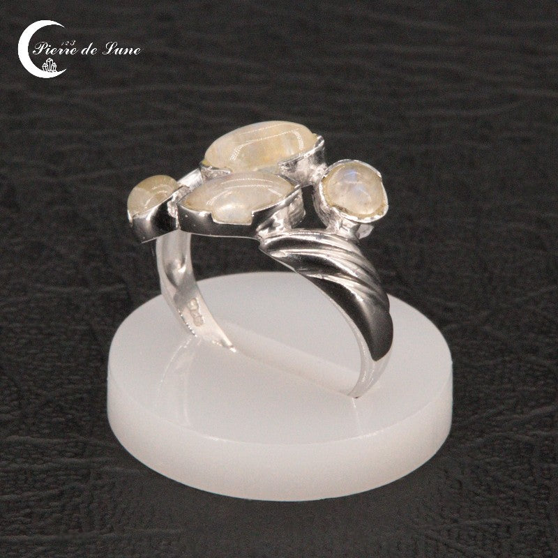 Élégante Bague Pierre de Lune (Xanthe) hypoallergénique avec ses 4 pierres naturelles distinctives.