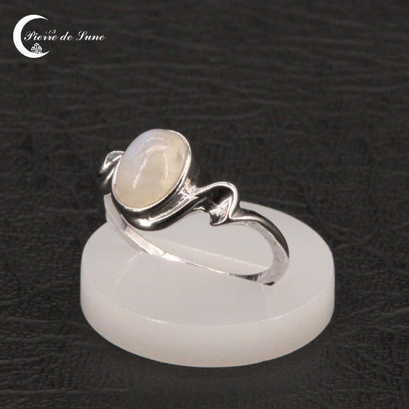 Élégante et légère Bague Pierre de Lune (Kallisto) hypoallergénique, vue de profil.