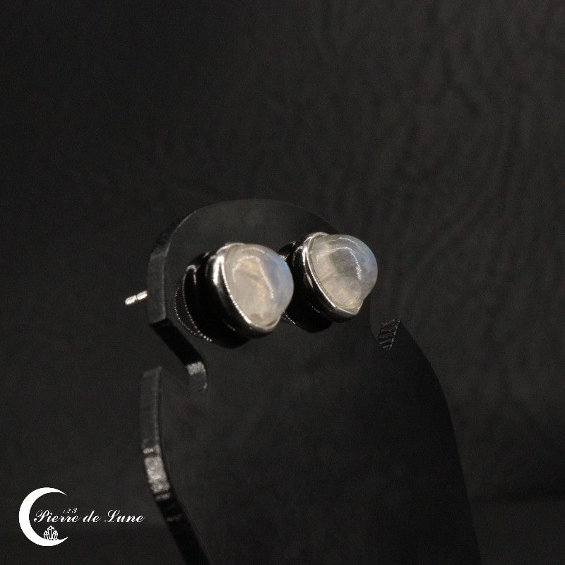 Vue latérale des Boucles d'oreilles Pierre de Lune (Artemisia) en argent 925.