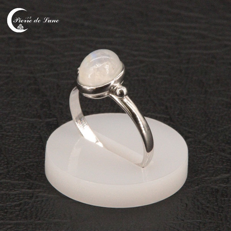 Éclat serein et adularescence claire sur le cabochon ovale de la Bague Pierre de Lune (Astraé).