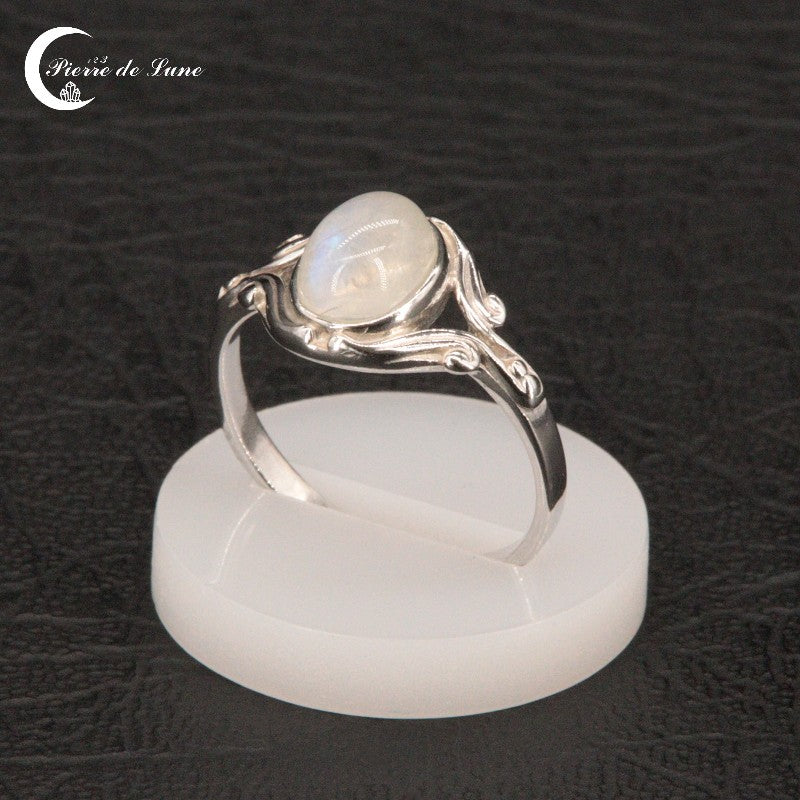 Élégante Bague (Helxine) Pierre de Lune avec travail artisanal sur l'argent.