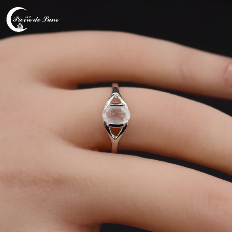 Gros plan sur la pierre de lune ovale facettée de la Bague (Andromède).
