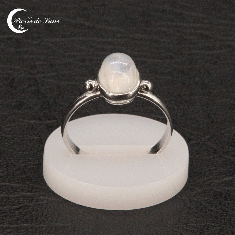 Bague femme (Astraé) raffinée en pierre de lune claire et argent 925 portée.