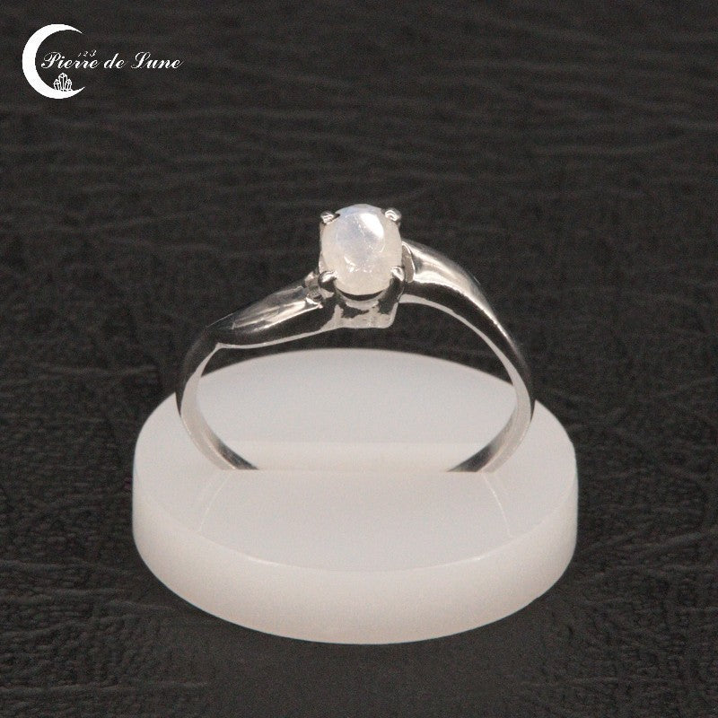 Bague fine (Cassandra) en pierre de lune scintillante 6mm ovale.