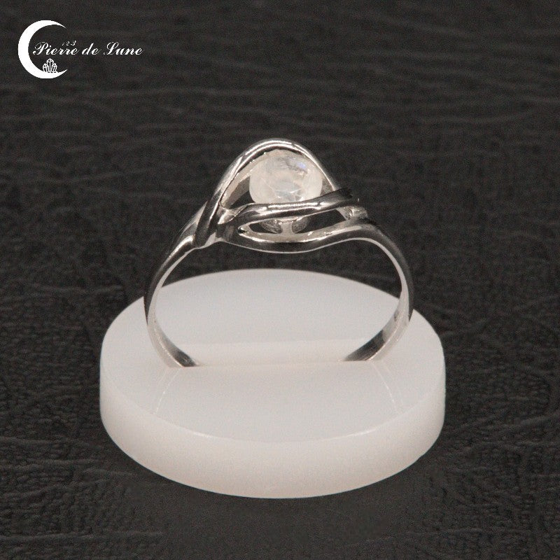 Bague minimaliste (Clémence) en pierre de lune ronde 5mm portée, argent rhodié.
