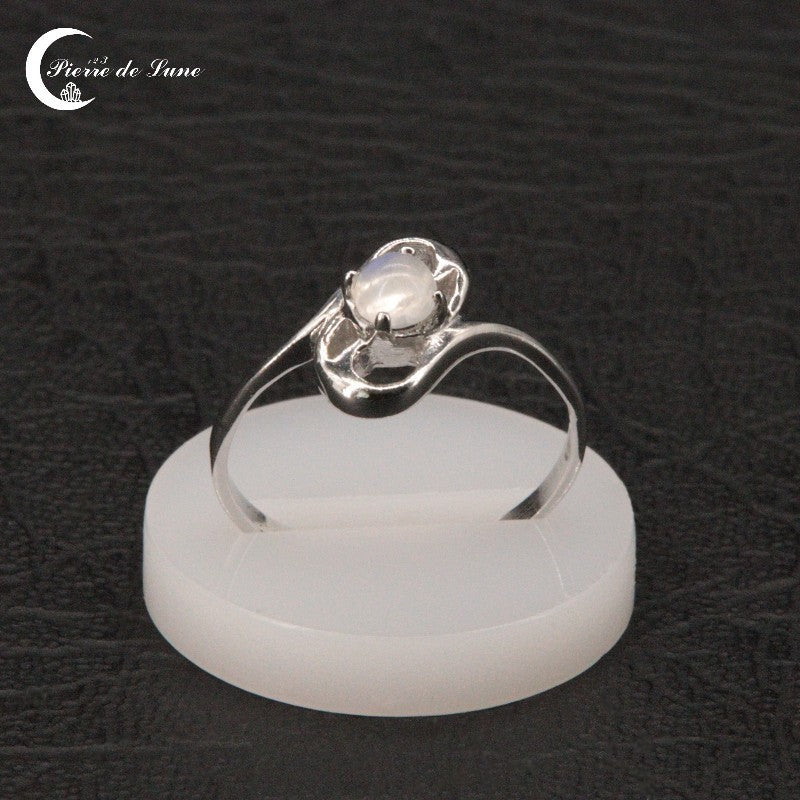 Bague minimaliste (Elégance) portée, pierre de lune ronde 4mm délicate.