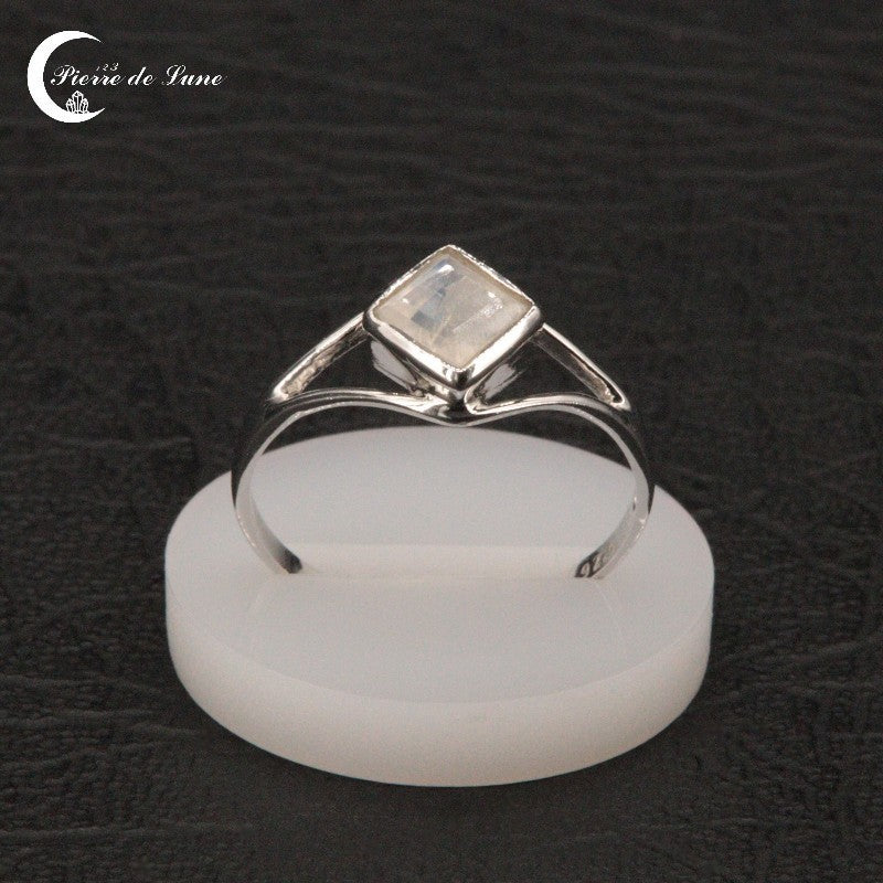Bague géométrique (Laurence) pierre de lune carrée 5mm scintillante portée.
