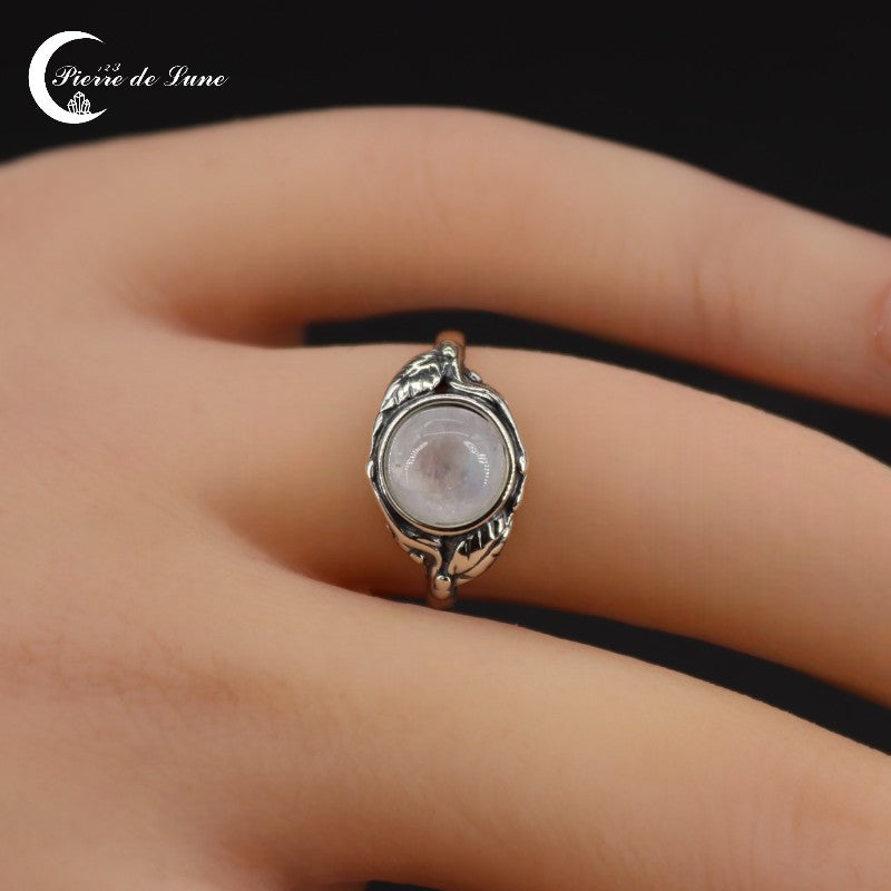 Gros plan sur la pierre de lune naturelle taille cabochon de la Bague (Egéa).