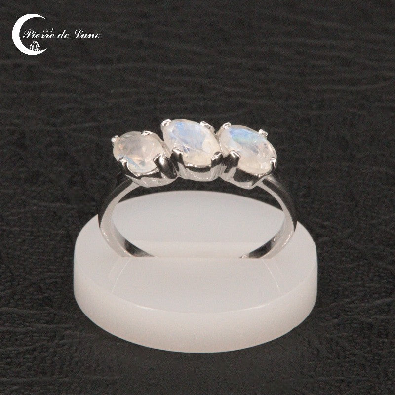 Bague femme (Téthys) en pierre de lune portée, montrant le design en argent rhodié.