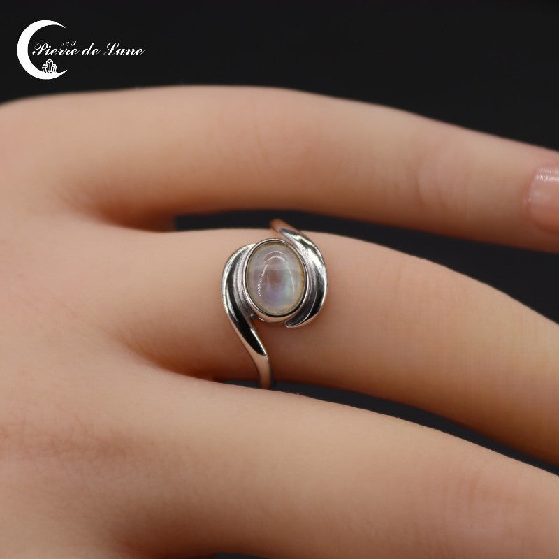 Pierre de lune ovale 6x8mm nichée dans la monture spirale de la Bague (Evade).