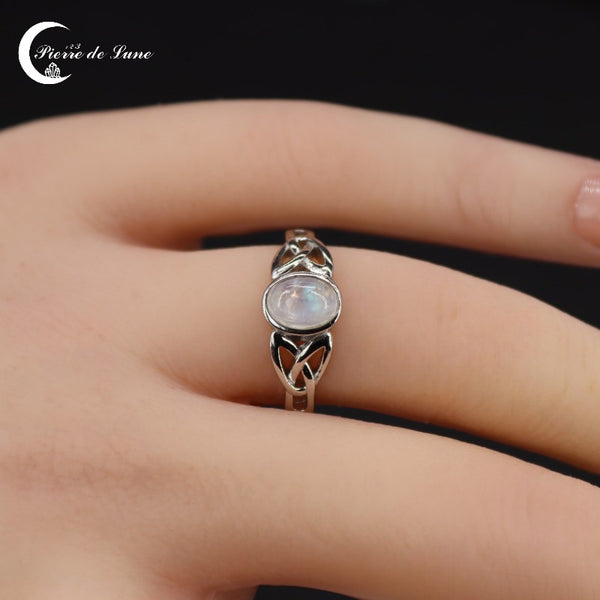 Gros plan sur l'éclat doux de la pierre de lune ovale de la Bague (Maelys).