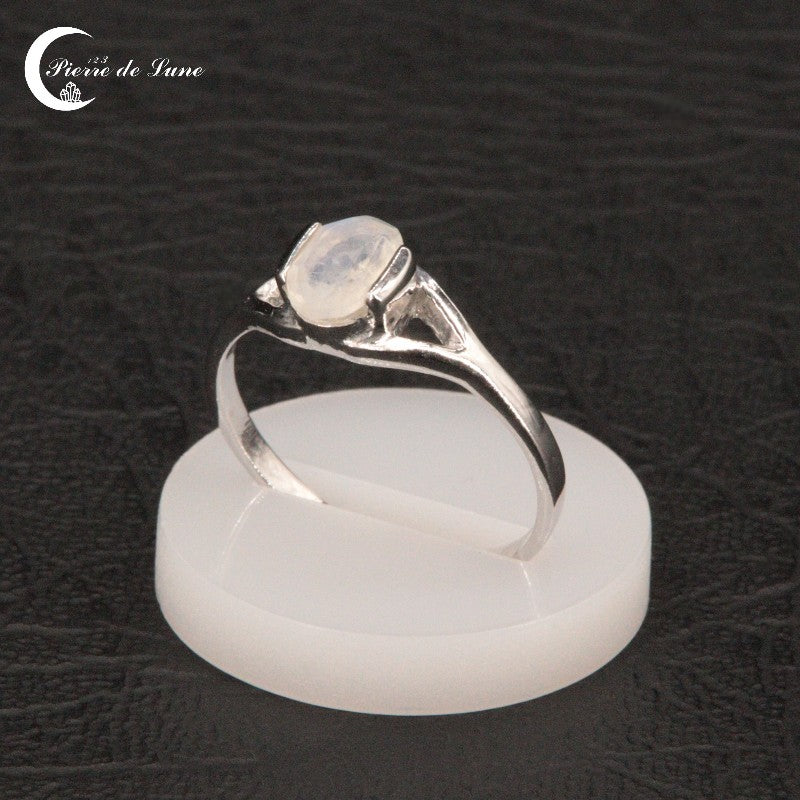 Vue détaillée de la monture fine en argent sterling de la Bague Pierre de Lune (Andromède).