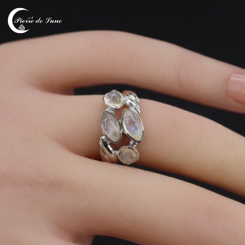 Détail des pierres de lune rondes et marquise sur la Bague (Xanthe) en argent sterling.