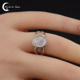 Vue de dessus de la Bague (Thalia) montrant l'éclat de la pierre de lune ovale 8x10mm.