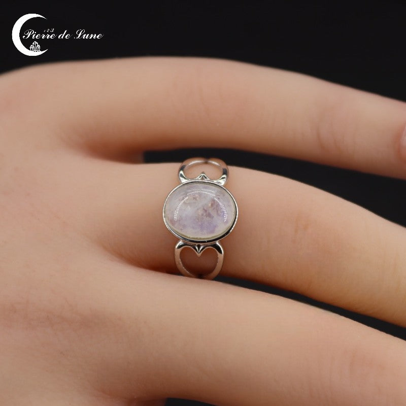 Vue de dessus de la Bague (Thalia) montrant l'éclat de la pierre de lune ovale 8x10mm.