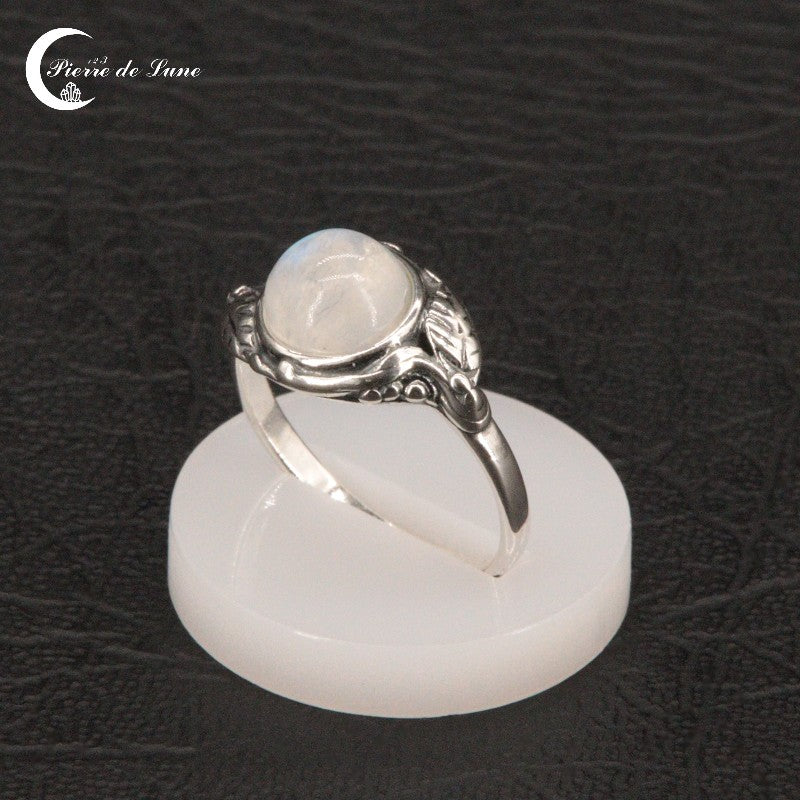 Bague femme (Egéa) avec pierre de lune ronde 8mm sur fond blanc.