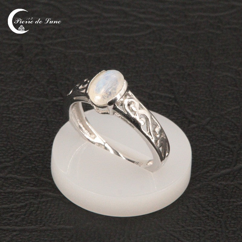 Petite Bague Pierre de Lune (Solène) ovale et facettée isolée sur fond blanc.