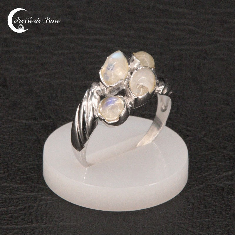 Gros plan sur la monture en argent rhodié de la Bague Pierre de Lune (Xanthe) et ses cabochons.