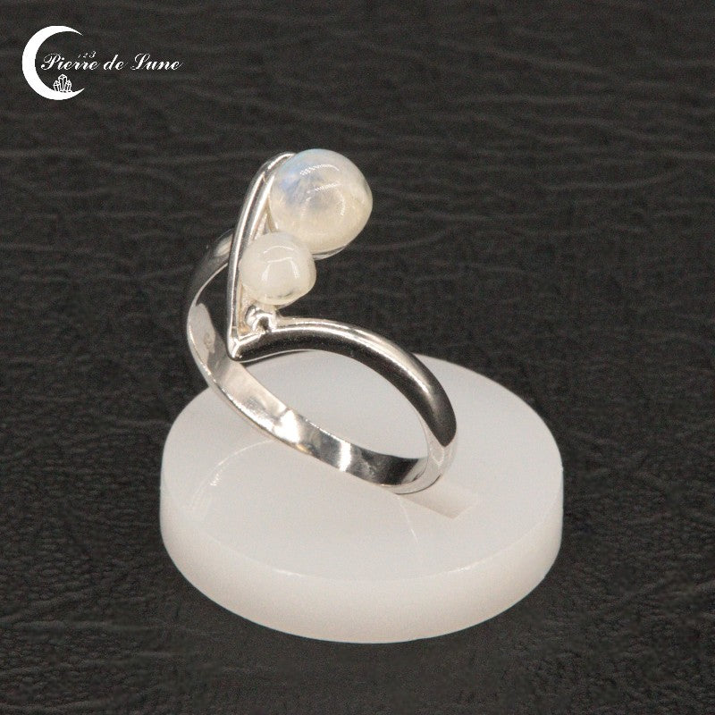 Bague double Pierre de Lune (Cléodora) arc-en-ciel portée, montrant l'argent rhodié.