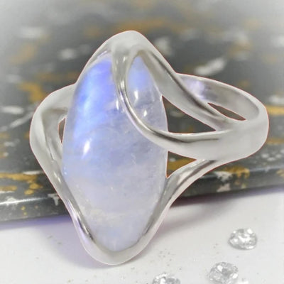 Bague fine en pierre de lune avec micro pavage, élégance discrète au quotidien