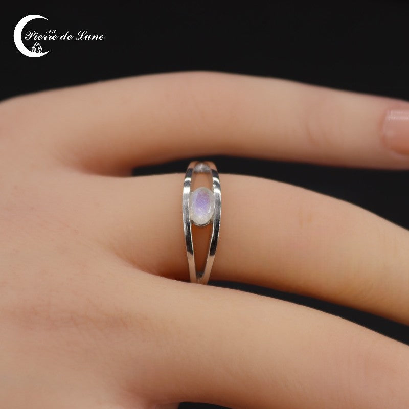 Scintillement délicat de la pierre de lune facettée sur la Bague (Sélinonte).