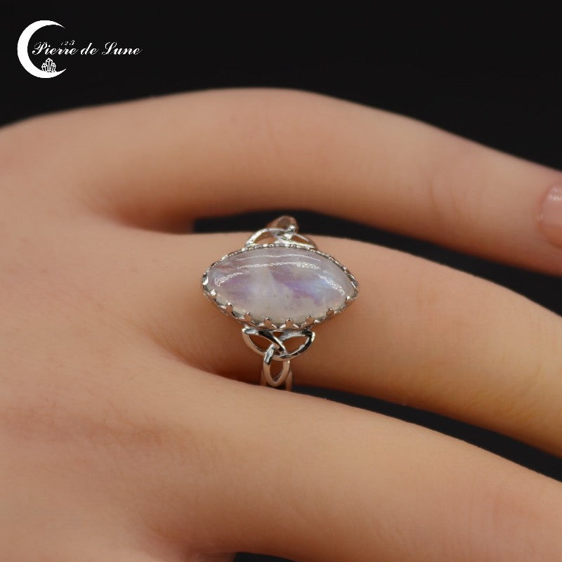 Gros plan pierre de lune naturelle taille marquise Bague (Aglaé) design celtique.