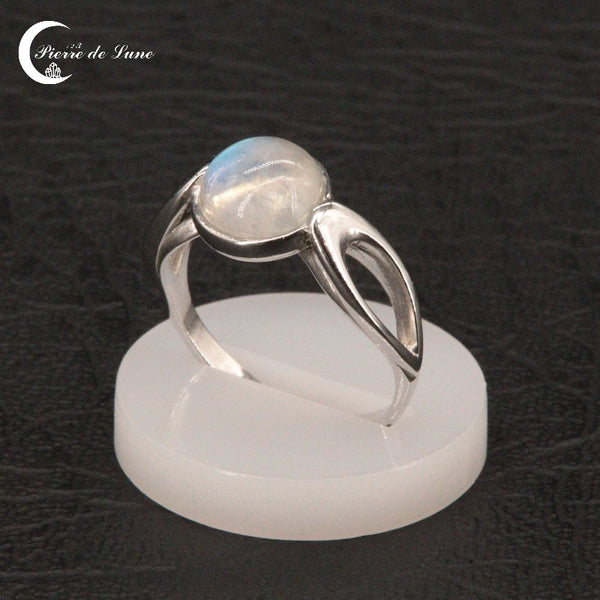Élégante Bague Pierre de Lune (Myrrine) ronde 8mm portée au doigt.