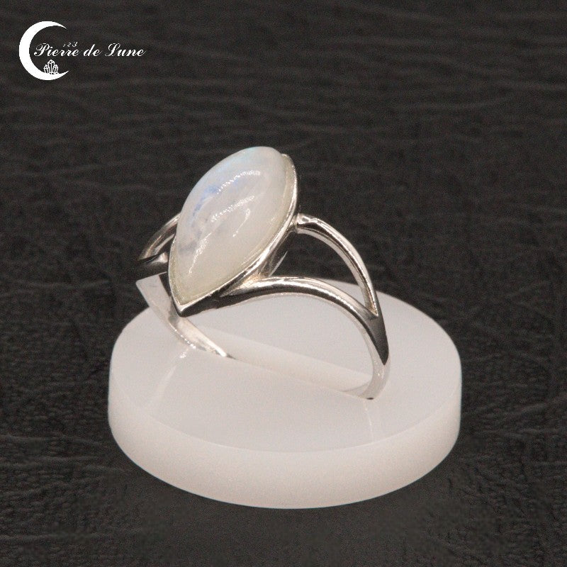 Bague légère (Nysa) Pierre de Lune marquise arc-en-ciel portée avec élégance.