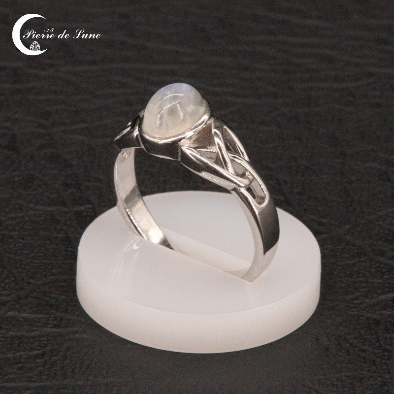 Bague discrète Pierre de Lune (Maelys) ovale portée au doigt.