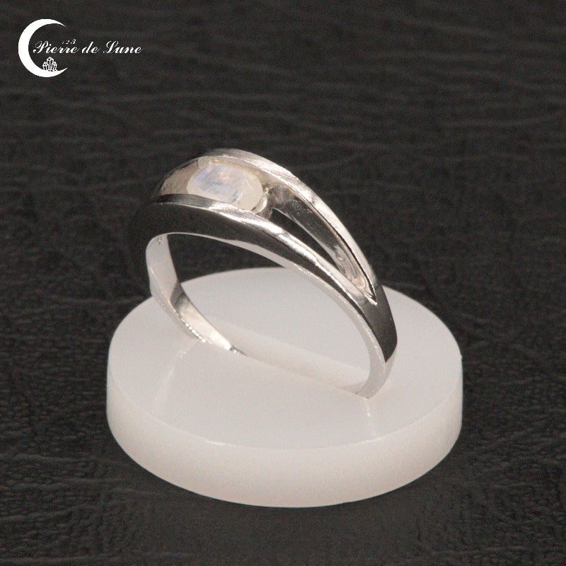 Bague discrète Pierre de Lune (Sélinonte) 4x6mm facettée, vue portée.