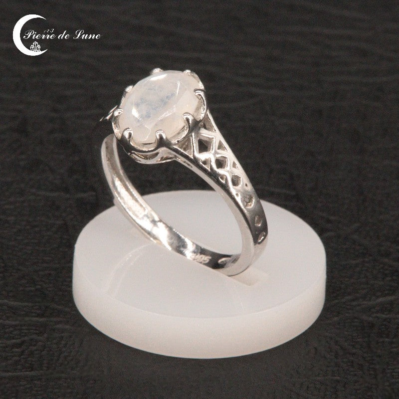 Élégante Bague Pierre de Lune (Hécate) facettée portée au doigt.