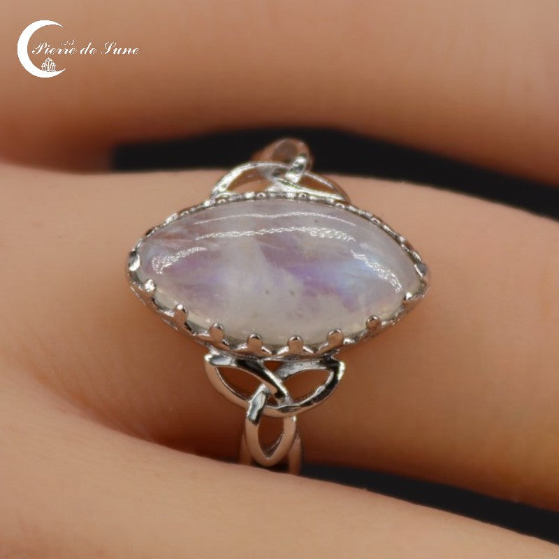 Bague Pierre de Lune (Aglaé) marquise 8x16mm en argent rhodié vue de dessus.